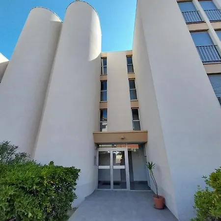 Apartment 40 M², 1ere Ligne Mer, Dernier Etage Avec Ascenseur *